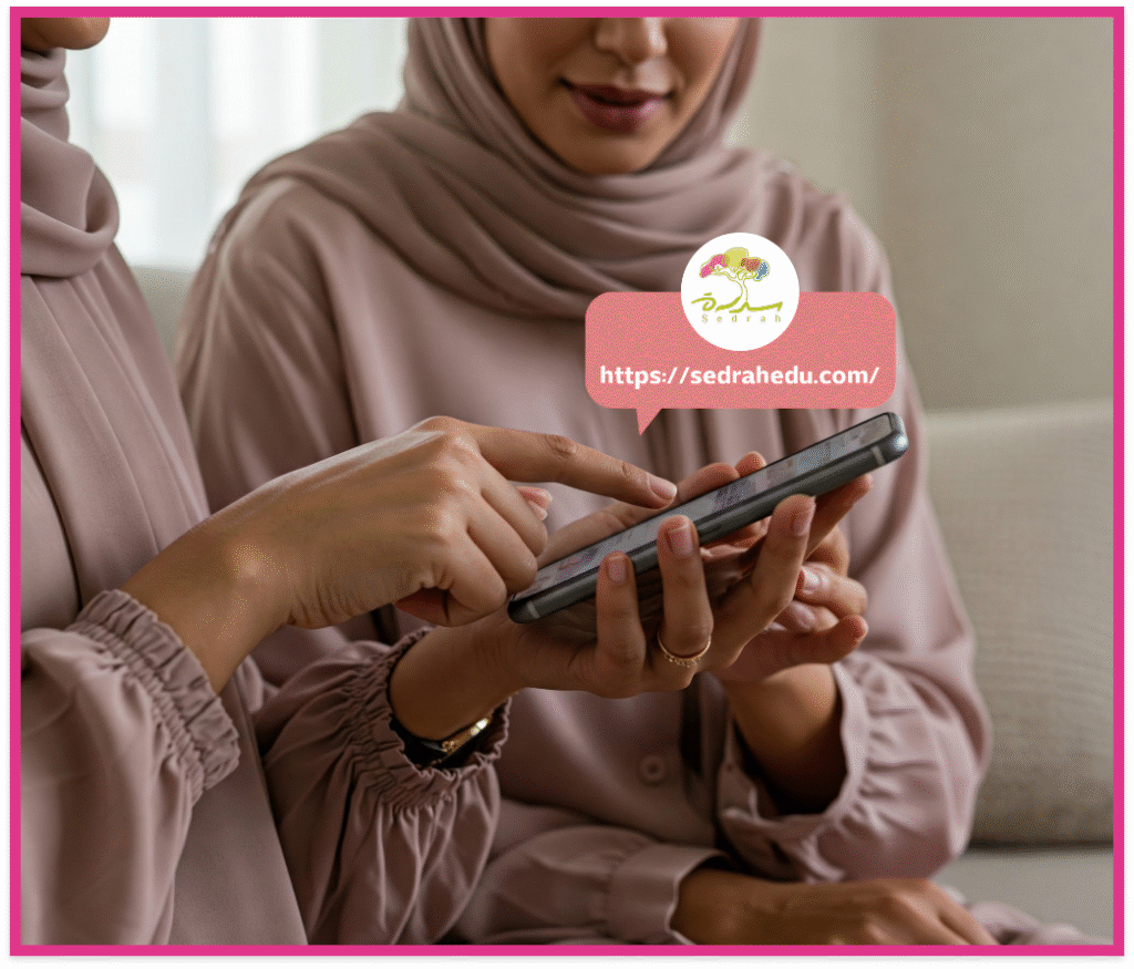 أم تمسك بهاتف مع رابط متجر سدرة